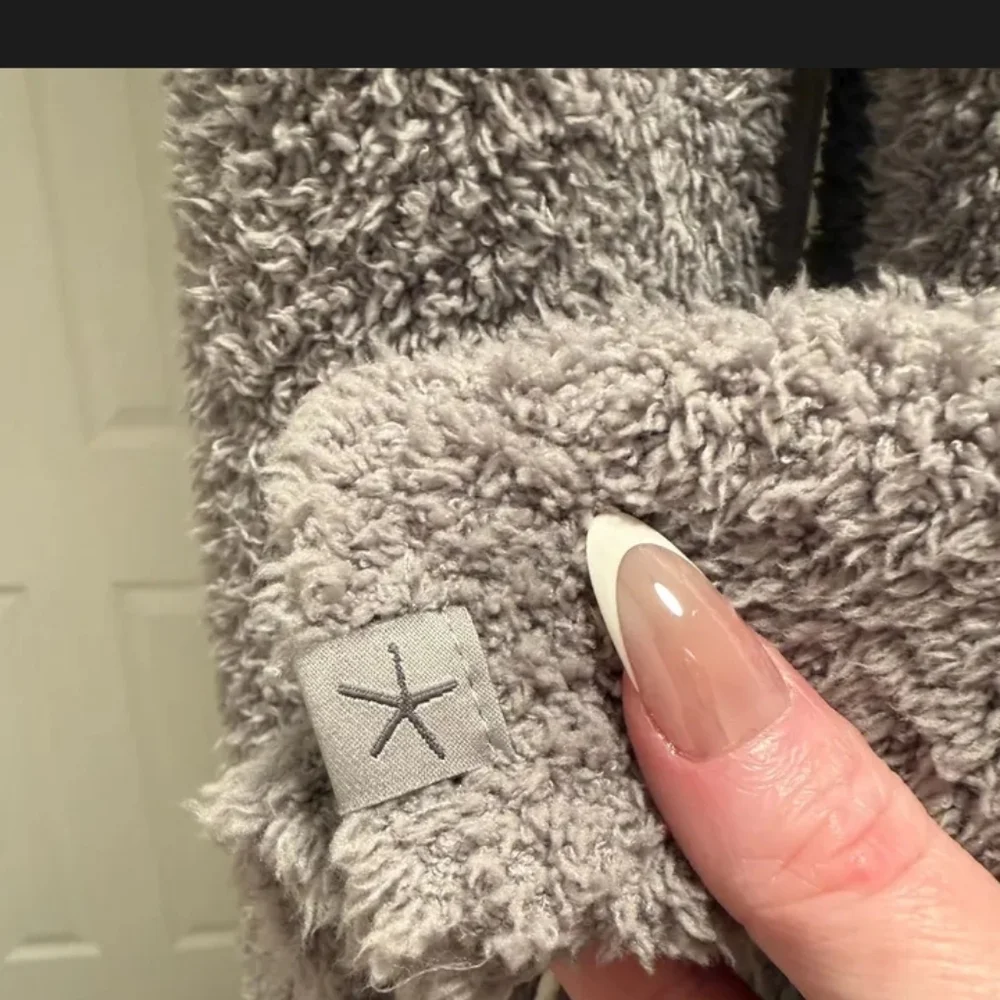 Nwt  barefoot Dreams Cozy Chic Scarf In Grey